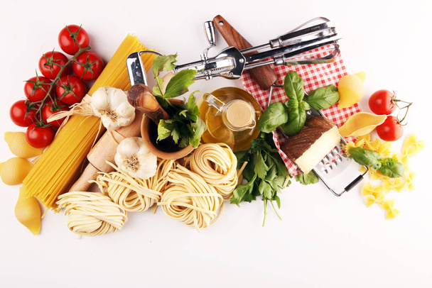 Паста, овощи, травы и специи для итальянской еды на ржавой майке
 - Фото, изображение