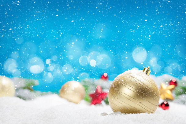 Χριστουγεννιάτικη ευχετήρια κάρτα με διακόσμηση στο χιόνι - Φωτογραφία, εικόνα