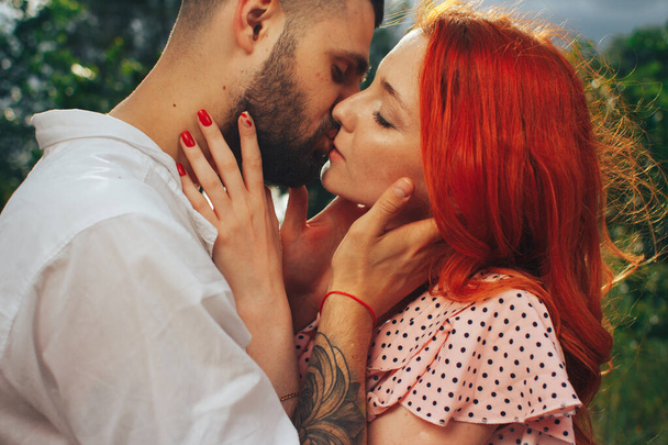 Onnellinen, rakastava pari, punapäinen tyttö. Minuutti suuteluun. päivämäärä
 - Valokuva, kuva