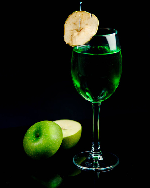Glas grünes Getränk und Apfelscheibe - Foto, Bild