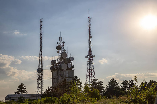 Torre de comunicação móvel
  - Foto, Imagem