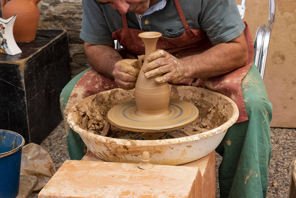 Maestro alfarero creando un tarro de barro o tarro. Jiménez de Jamuz
 - Foto, imagen