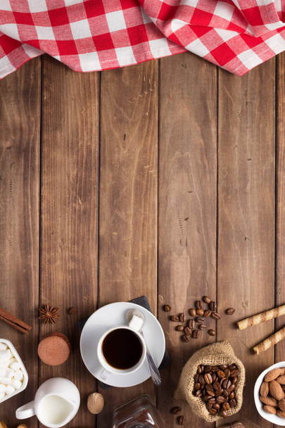 cup of coffee and beans on wooden background - Foto, Bild