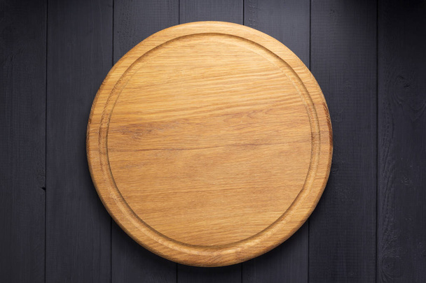 pizza cutting board at rustic wooden plank background - Foto, afbeelding
