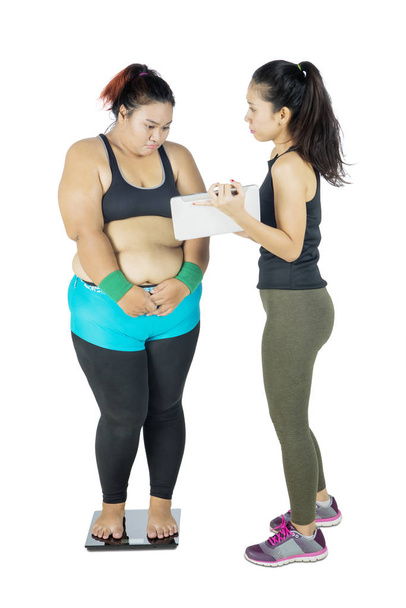 Weight measurement leave a fat Asian woman shocked - Foto, Imagem