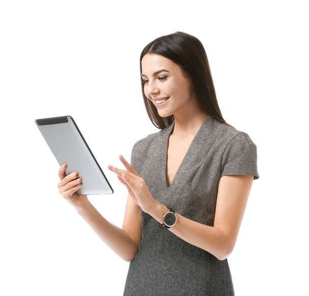 Krásná mladá podnikatelka s tabletovým počítačem na bílém pozadí - Fotografie, Obrázek