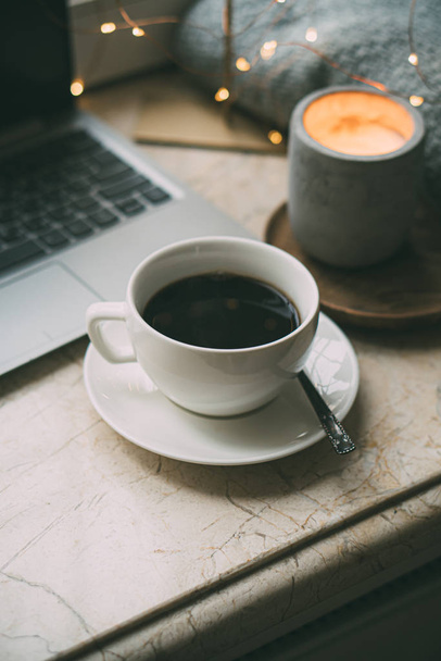 Hangulatos szabadúszók téli munkahely otthon egy csésze kávéval - Fotó, kép