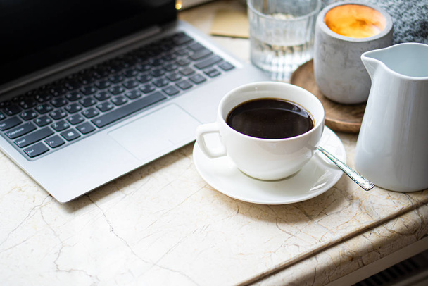 Cozy freelancers lieu de travail d'hiver à la maison avec une tasse de café
 - Photo, image