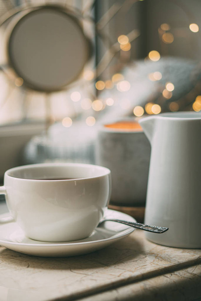 Затишні фрілансери зимове робоче місце вдома з чашкою кави
 - Фото, зображення