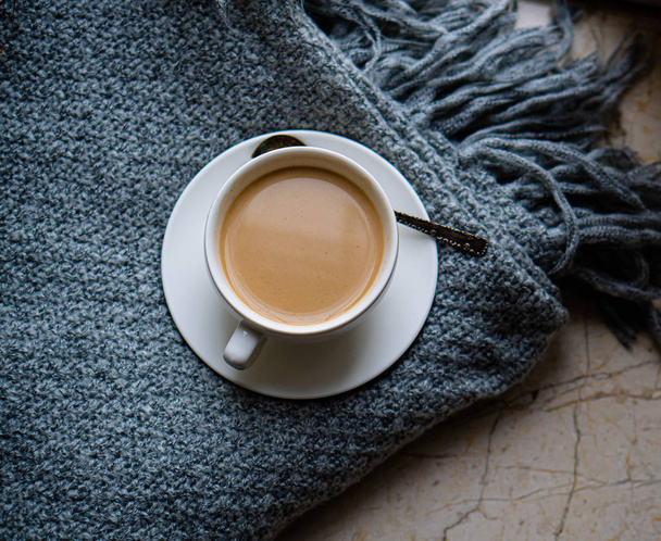 Cup of coffee with milk on cozy knitted winter blanket - Foto, Imagem