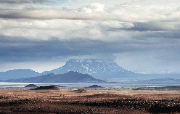 Bela paisagem de montanha na Islândia com vulcão no fundo
. - Foto, Imagem