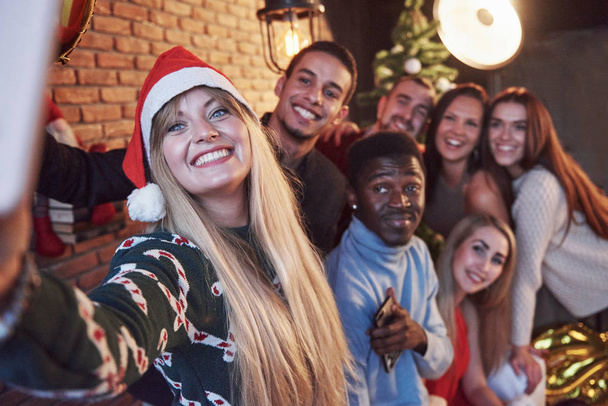 Group of ?heerful old friends communicate with each other and make a selfie photo. New Year is coming. Celebrate the new year in a cozy home atmosphere. - Foto, imagen