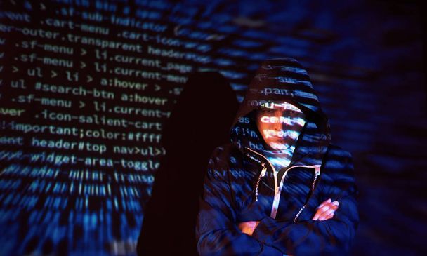 Кибератака с неузнаваемым хакером в капюшоне с использованием виртуальной реальности, эффекта цифрового глюка
. - Фото, изображение