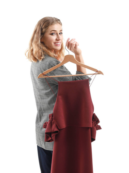 Vrouwelijke werknemer van moderne stomerij met kleding op witte achtergrond - Foto, afbeelding
