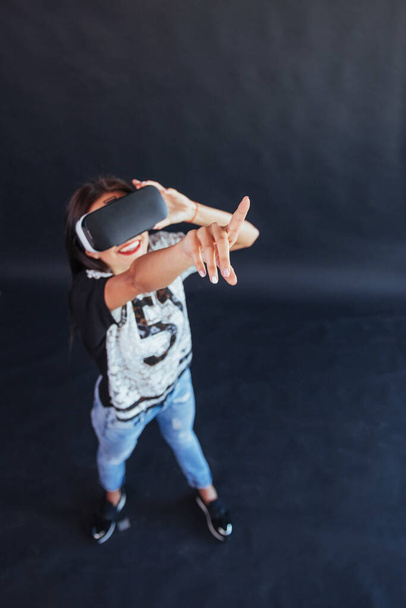 Happy woman gets experience of using VR-glasses virtual reality headset - Foto, afbeelding