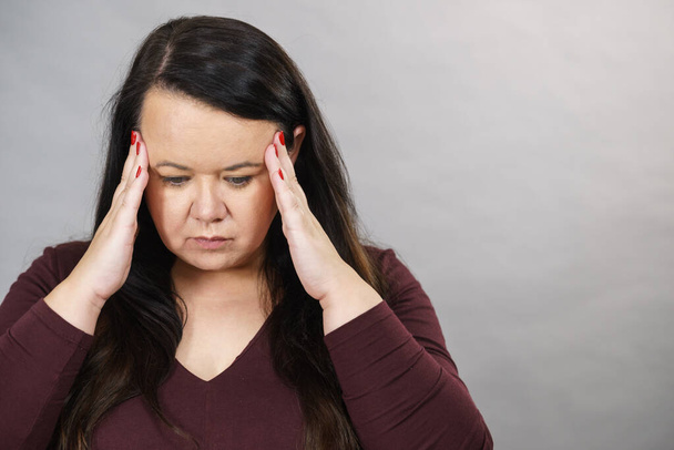 Femme inquiète ayant mal à la tête
 - Photo, image