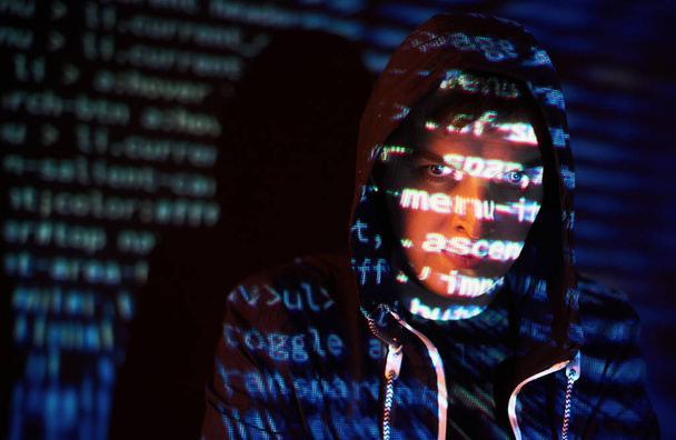 Кибератака с неузнаваемым хакером в капюшоне с использованием виртуальной реальности, эффекта цифрового глюка
. - Фото, изображение