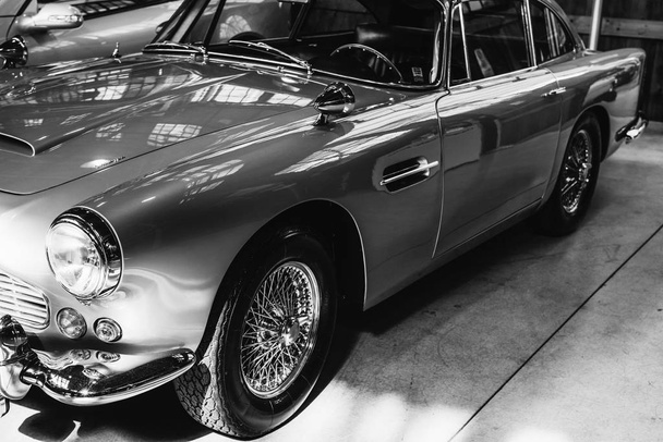 uitzicht op luxe vintage auto zilveren kleur op tentoonstelling in de showroom - Foto, afbeelding