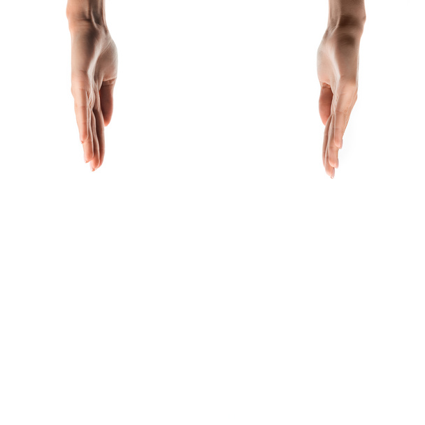 καλλιεργημένη άποψη της γυναίκας με τα χέρια ψηλά απομονώνονται σε λευκό  - Φωτογραφία, εικόνα