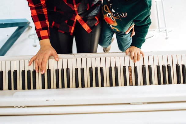 Primo piano di donna e ragazzo che suonano pianoforte insieme - Foto, immagini