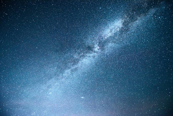 Vibráló éjszakai égbolt csillagokkal, ködökkel és galaxissal. Mély égbolt asztrofotó. - Fotó, kép