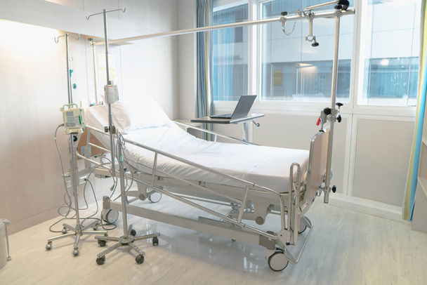 Μαλακό φόντο εστίασης του ηλεκτρικού ρυθμιζόμενου κρεβατιού του ασθενούς σε ho - Φωτογραφία, εικόνα