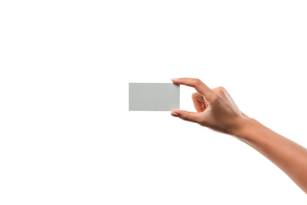 καλλιεργημένη άποψη του κοριτσιού που κρατά άδεια κάρτα απομονωμένη σε λευκό  - Φωτογραφία, εικόνα