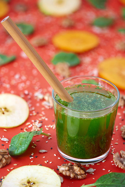 Spinach πράσινο smoothie με καλαμάκι μπαμπού - Φωτογραφία, εικόνα