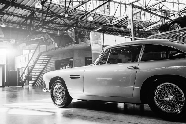 pohled na luxusní vintage auto stříbrná barva na výstavě v showroom - Fotografie, Obrázek