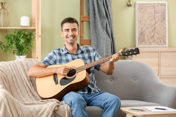 jóképű férfi gitározik otthon - Fotó, kép