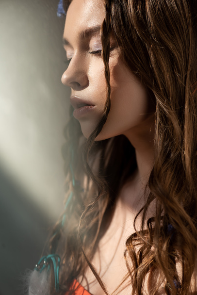 atrakcyjne boho dziewczyna z warkocze w fryzurę pozowanie na szary z flarami soczewki  - Zdjęcie, obraz