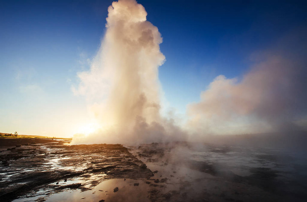 geysers in Iceland. Fantastic kolory.Turysty watch the beauty of the world. - Zdjęcie, obraz