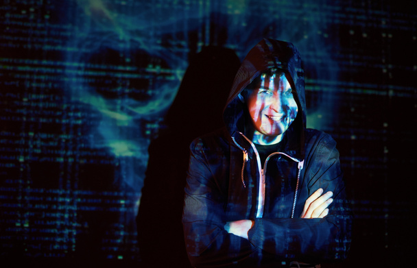 Cyber ataque con hacker con capucha irreconocible utilizando la realidad virtual, efecto de fallo digital
. - Foto, imagen