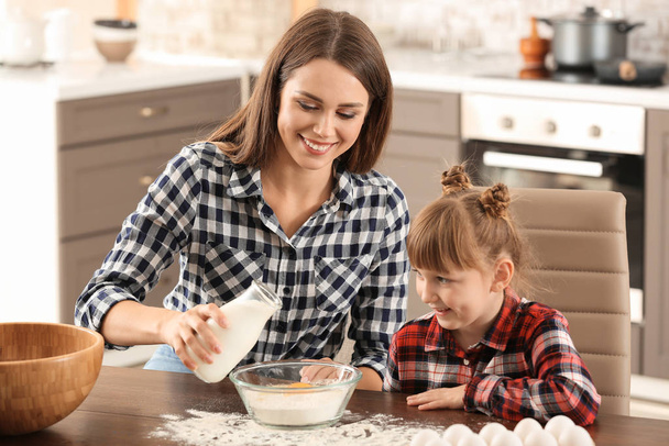 Щаслива мама і дочка готують випічку вдома
 - Фото, зображення