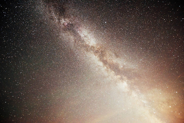 Vibráló éjszakai égbolt csillagokkal, ködökkel és galaxissal. Mély égbolt asztrofotó. - Fotó, kép