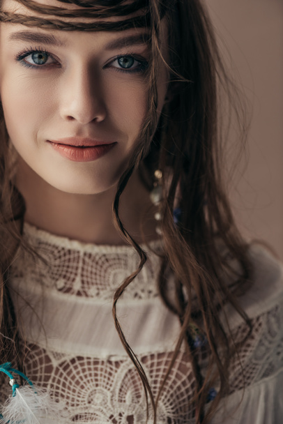 gyönyörű mosolygós lány fonott fehér boho ruha bézs - Fotó, kép