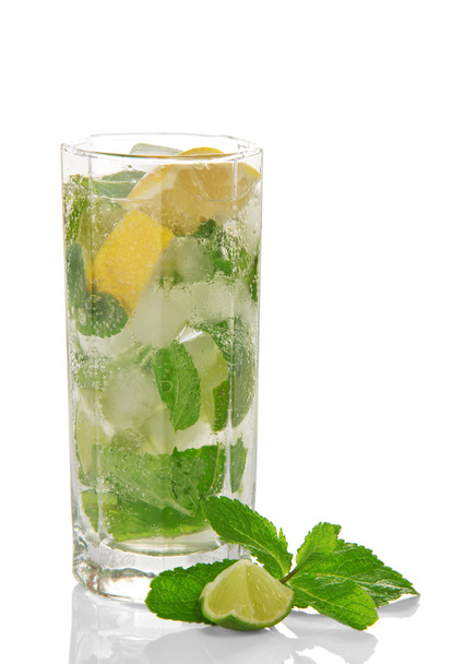 Cold cocktail of the Mojito and the leaves of spearmint - Φωτογραφία, εικόνα