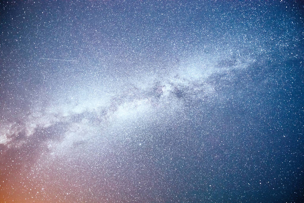 Яскраве нічне небо з зірками, туманністю і галактикою. Астрофотографія глибокого неба
. - Фото, зображення