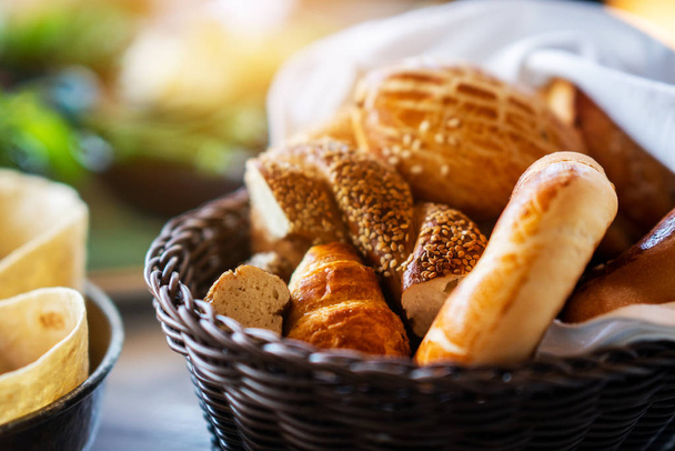 A delicious bread and bakery basket fo a healthy breakfast - Foto, Imagen