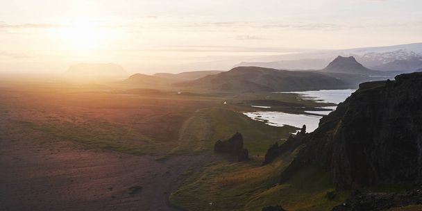 Colorful sunset over the mountains. Fantastic views of the landscape in Iceland. Beauty world. - Foto, afbeelding