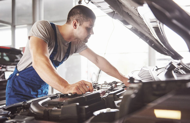 Auto mechanic working in garage. Repair service. - Φωτογραφία, εικόνα
