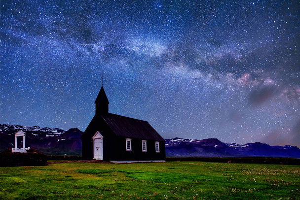 Mountain View Iceland. Fantastic starry sky and the milky way. Beautiful black wooden church in Budir. - Foto, immagini