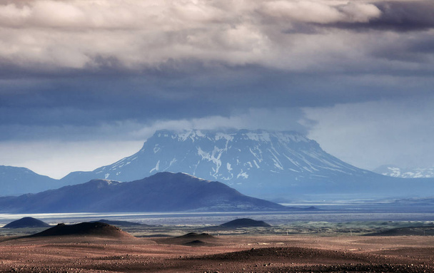 Beautiful landscape of mountain in Iceland with volcano in the background. - Foto, Imagem