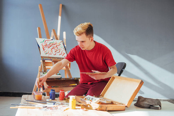 artist painting a picture in a studio. - Foto, Imagen
