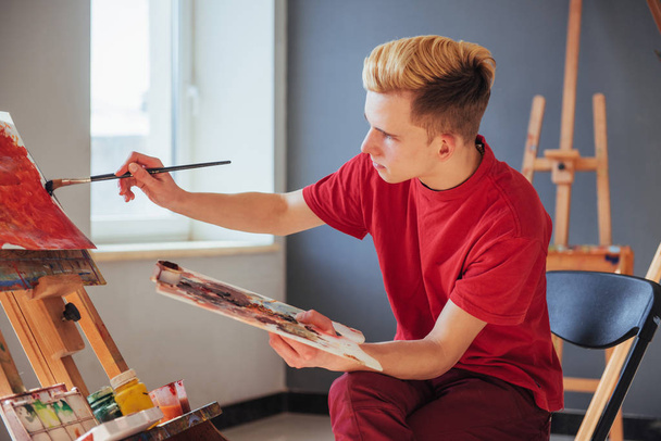 artist painting a picture in a studio. - Foto, Bild