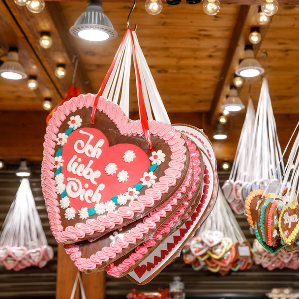 伝統的なジンジャーブレッドの心-ベルリンのクリスマスマーケットの屋台 - 写真・画像