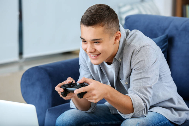 adolescent garçon jouer jeux vidéo à la maison
 - Photo, image