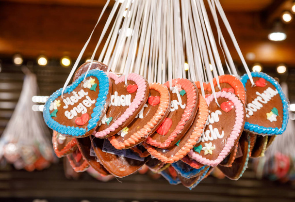 Traditional gingerbread hearts at Christmas market stall in Berl - Photo, Image