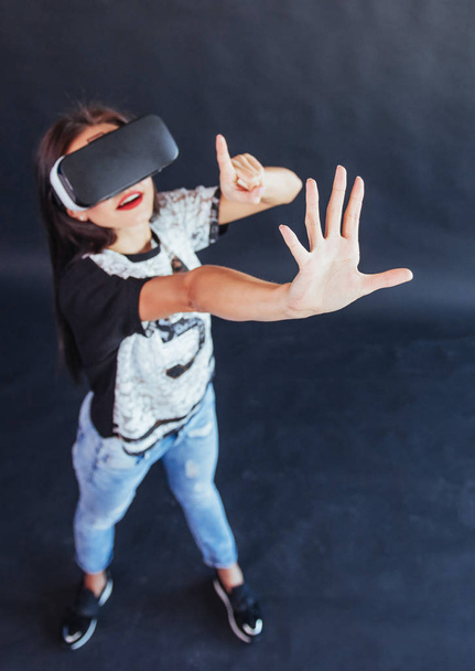 Femme heureuse obtient l'expérience de l'utilisation VR-lunettes casque de réalité virtuelle
 - Photo, image