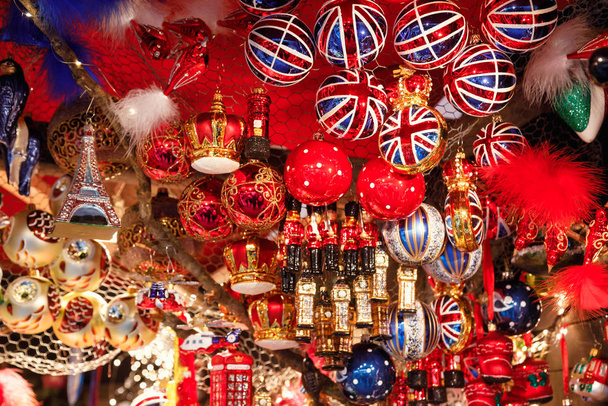 Brittiläinen teemalla jouluhelyjä myytävänä joulumarkkinoilla st - Valokuva, kuva